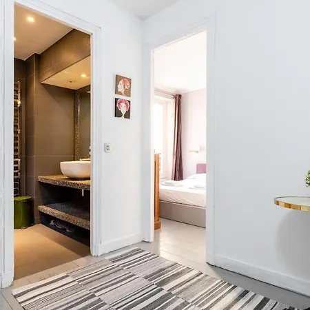 Апартаменты Private Flat With Eiffel Tower View Париж