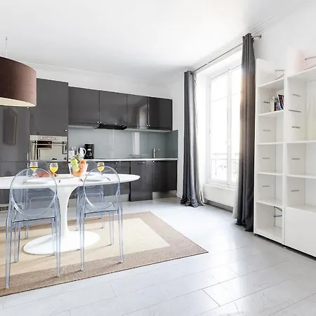 Private Flat With Eiffel Tower View Апартаменты *